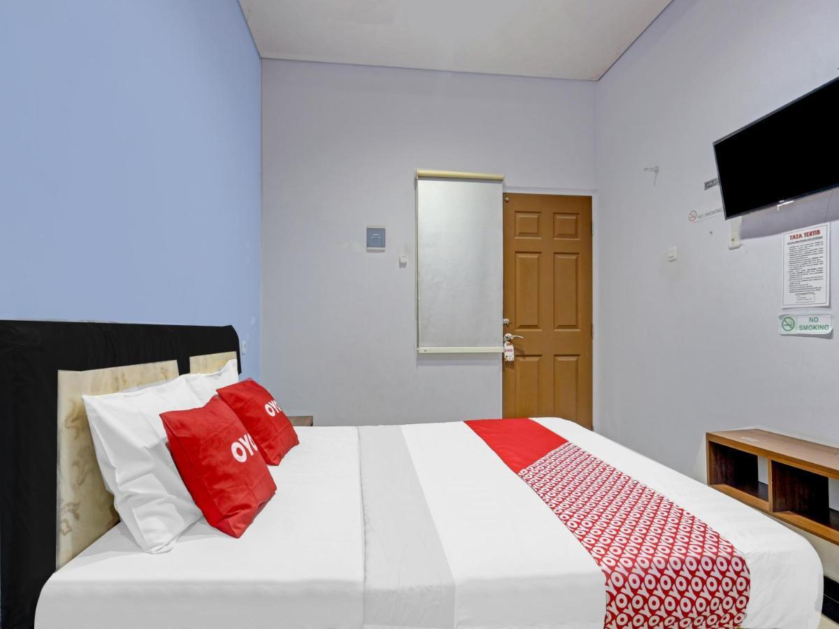 Oyo 90553 Arteri Guest House Semarang Exterior foto