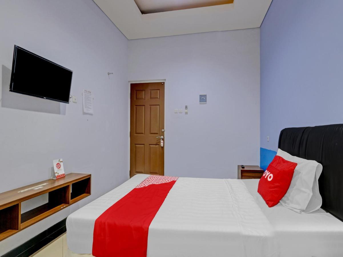 Oyo 90553 Arteri Guest House Semarang Exterior foto