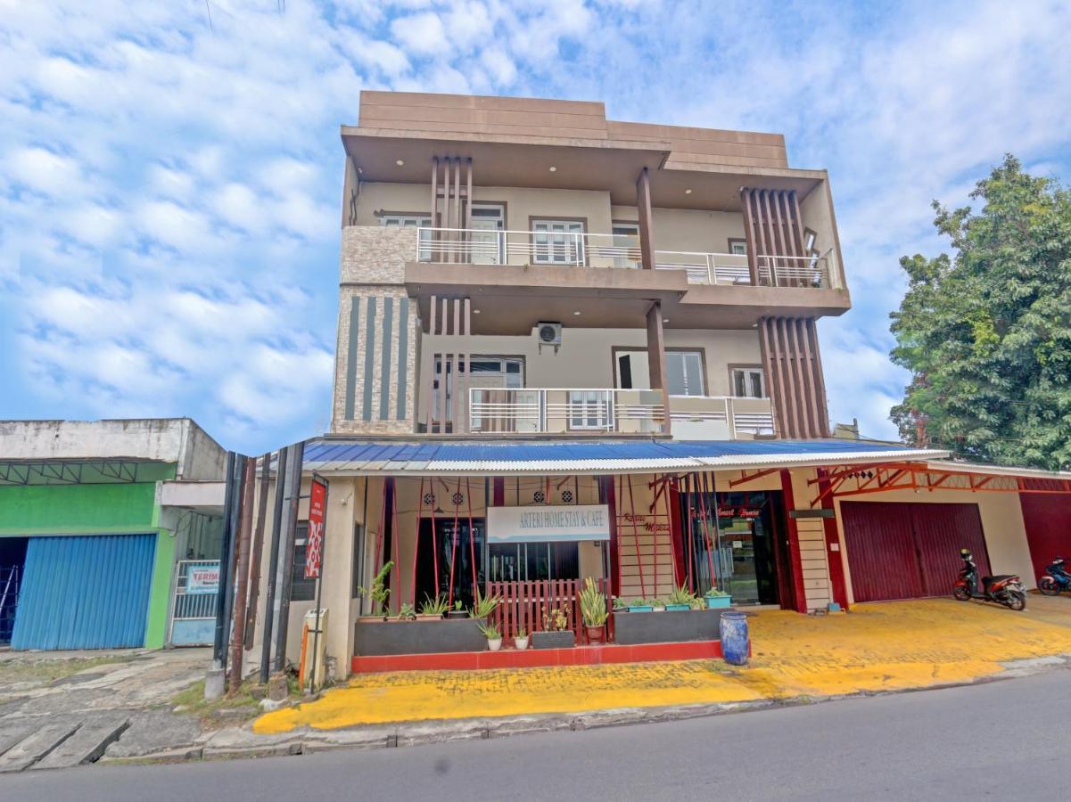 Oyo 90553 Arteri Guest House Semarang Exterior foto